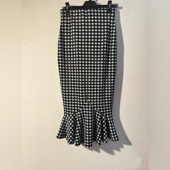 🔴$1SALE$ NWT Houndstooth pattern pencil skirt - Picture 1 of 3